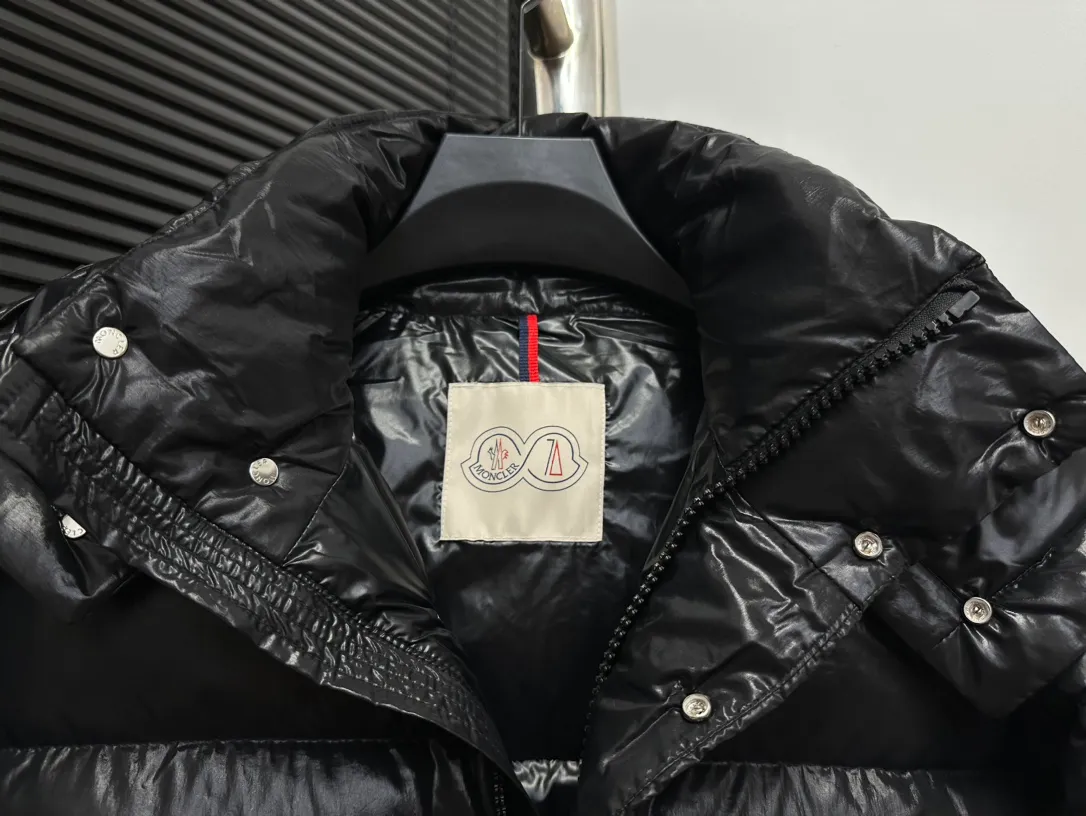 P390 Moncler/ 2026 70 、 。 DNA ， ， 。 Classic ， 、 。 Classic 70 。 Quality， 90 ，Premium Quality ， ，Black ！ Sizes M-3XL